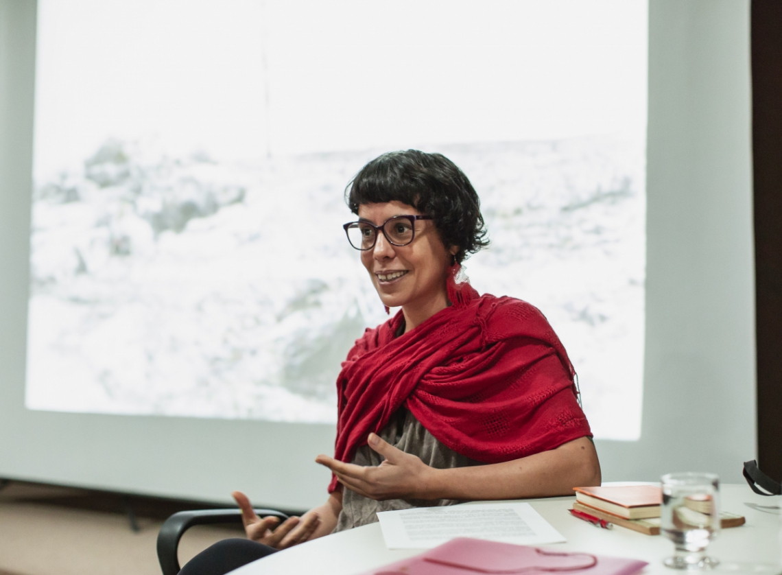 A professora do Departamento de Literatura da Universidade Federal do Ceará (UFC), Suene Honorato, pesquisa sobre representação dos indígenas na literatura produzida por autores/as indígenas e não indígenas. Ela coordenará o curso de férias sobre tupi antigo.  (Foto: Arquivo pessoal/ Té Pinheiro)