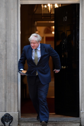 "É um excelente negócio para este país, mas também para nossos amigos e parceiros", declarou o primeiro-ministro britânico, Boris Johnson (Foto: Ben STANSALL / AFP)
