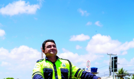 Com 17 anos de atuação para melhora do trânsito de Fortaleza, Disraelli Brasil comenta sobre mudanças, uso de tecnologia no serviço e a percepção dos profissionais perante a sociedade (Foto: Júlio Caesar) 