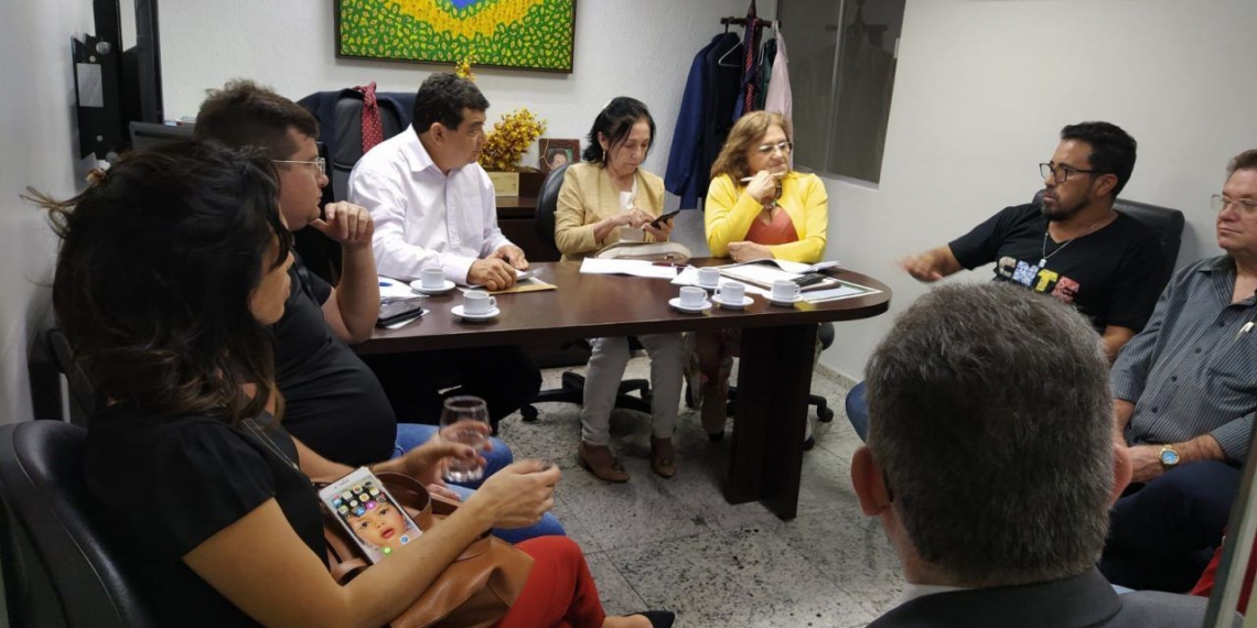 ￼ENTIDADES sindicais se reuniram com o deputado Carlos Felipe para tratar da proposta de reforma (Foto: Divulgação)