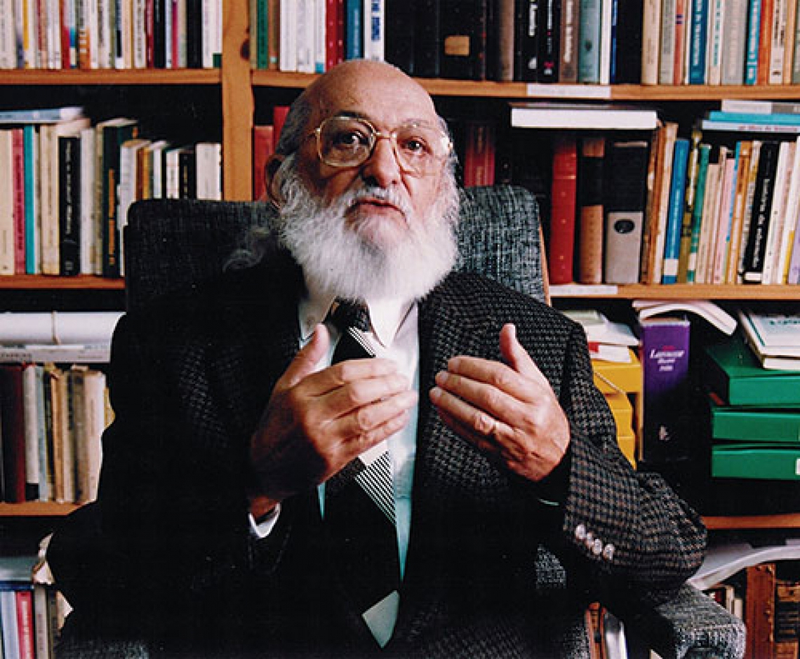 Paulo Freire em sua biblioteca, em foto de 1995

 (Foto: Acervo do Centro de Referência Paulo Freire.)