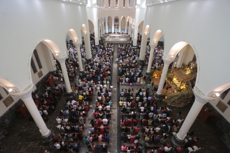 Fiéis lotaram Catedral de Fortaleza para Missa do Galo.(foto: AURELIO ALVES)