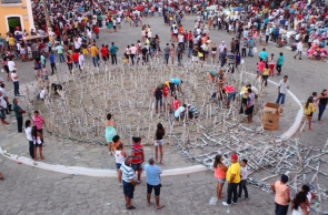 

Montagem das bombas no último trecho do caminho de fogo, o círculo do fim do mundo, entre o Teatro da Ribeira dos Icós e a Igreja do Senhor do Bonfim no Largo do Theberge. Bonfim, mestre dos fogos, está ao centro de chapéu verde