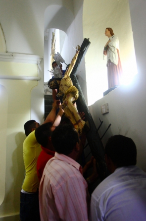 
Todo dia primeiro de janeiro, há mais de 50 anos, Antônio de Zé Grande (camisa rosa) vai por volta das 4h da madrugada em direção à Igreja do Senhor do Bonfim. Ele conduz a equipe que desce a imagem do altar. 

