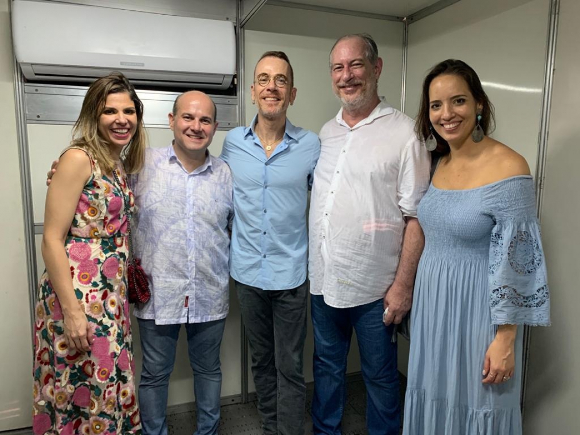 Carol Bezerra, Roberto Cláudio, Nando Reis, Ciro Gomes e Gisele no Réveillon do Aterro (Foto: Divulgação)