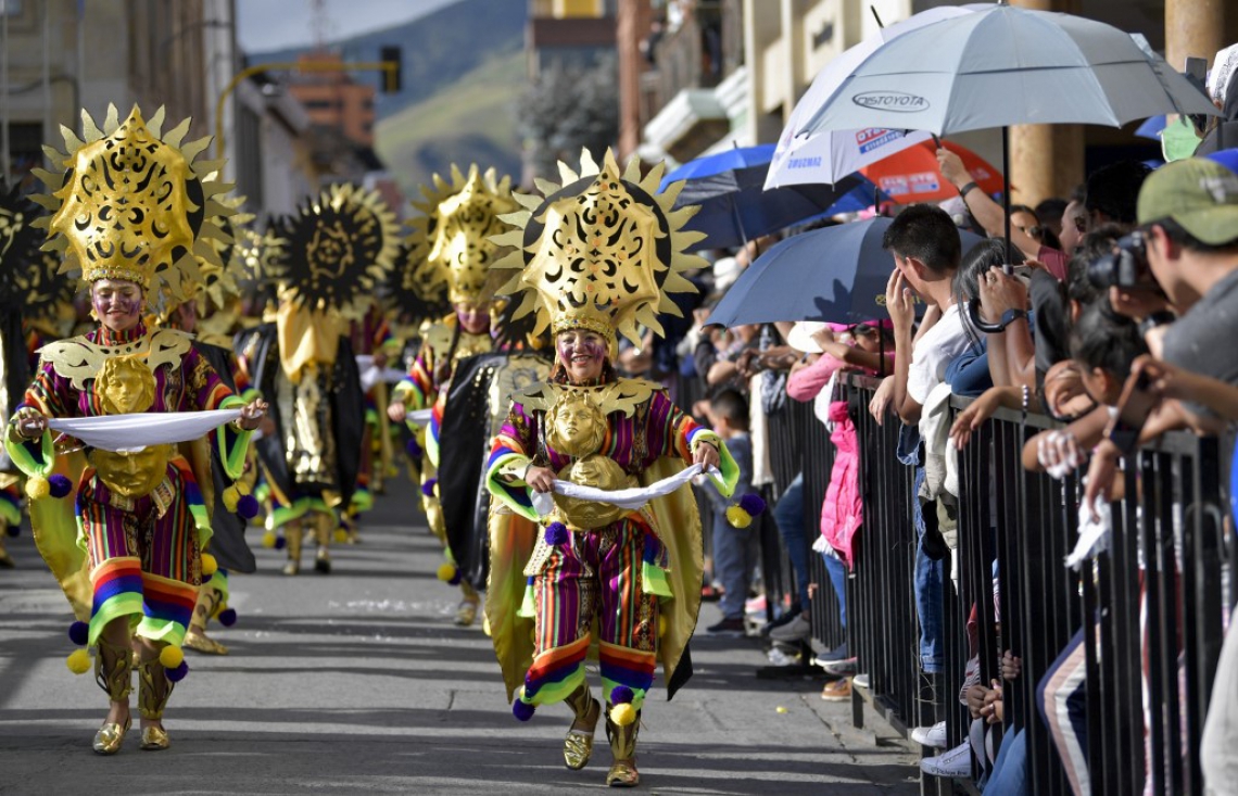 O carnaval de preto e branco tem suas origens em uma mistura de expressões culturais andinas, amazônicas e do Pacífico. É comemorado todos os anos na cidade de Pasto, na Colômbia (Foto: Raul ARBOLEDA / AFP)