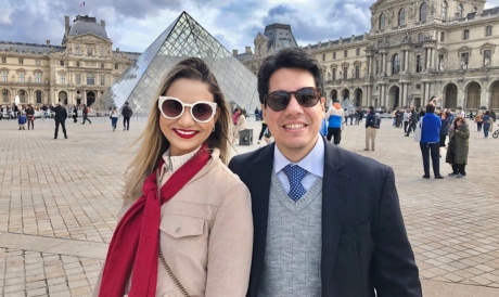 Aline e Andrei Aguiar no cenário do Louvre, Paris. Requisitado especialista em Direito Público, advogado reúne a família no dia 17 para celebrar sua nova idade. 