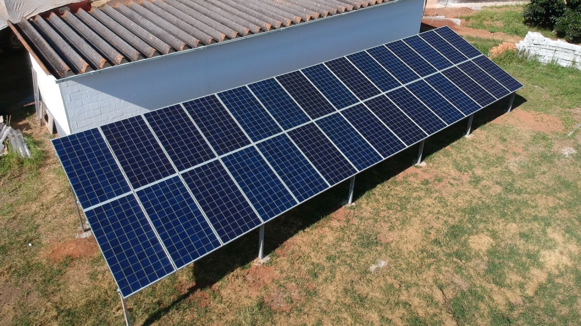 Placas de energia solar (Foto: DIVULGAÇÃO)