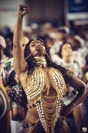 Evelyn Bastos é uma das tradicionais do desfile