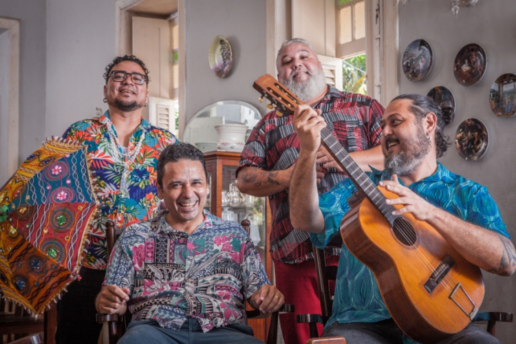 Os Transacionais apresentam sucessos de Carnaval no Chão da Praça 