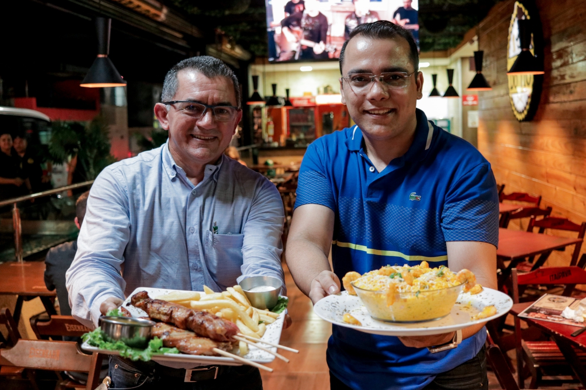 No Demócrito Rocha, Bruno Pinho (à direita) comanda restaurante com o tio dele, Samuel Pinho (à esquerda) (Foto: PRISCILA SMITHS/ESPECIAL PARA O POVO)