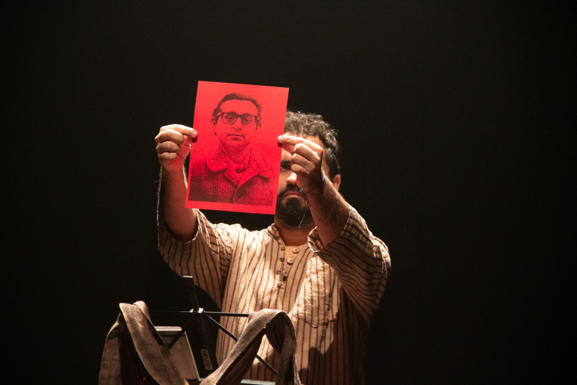O solo de teatro A Paixão de Tito, encenada pelo ator cearense Gabriel Castro e dirigida pelo mineiro Juarez Guimarães Dias, terá duas únicas apresentações no sábado, 18. (Foto: Denis Gomes/ Divulgação)