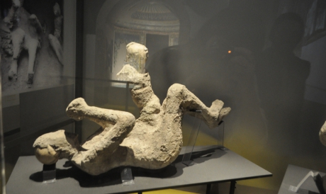 Corpo carbonizado no museu do Sítio Arqueológico de Pompeia 