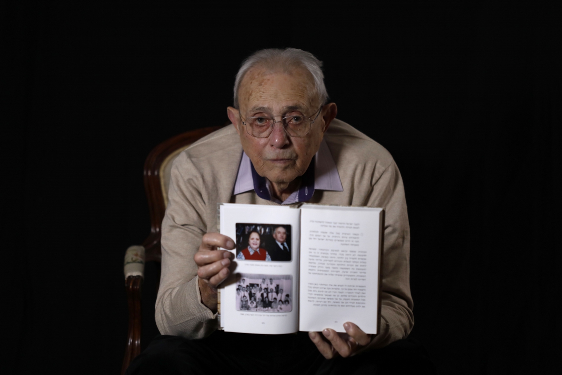 Schmuel Bogler mostra um livro que escreveu sobre o Holocausto(Foto: MENAHEM KAHANA/AFP)