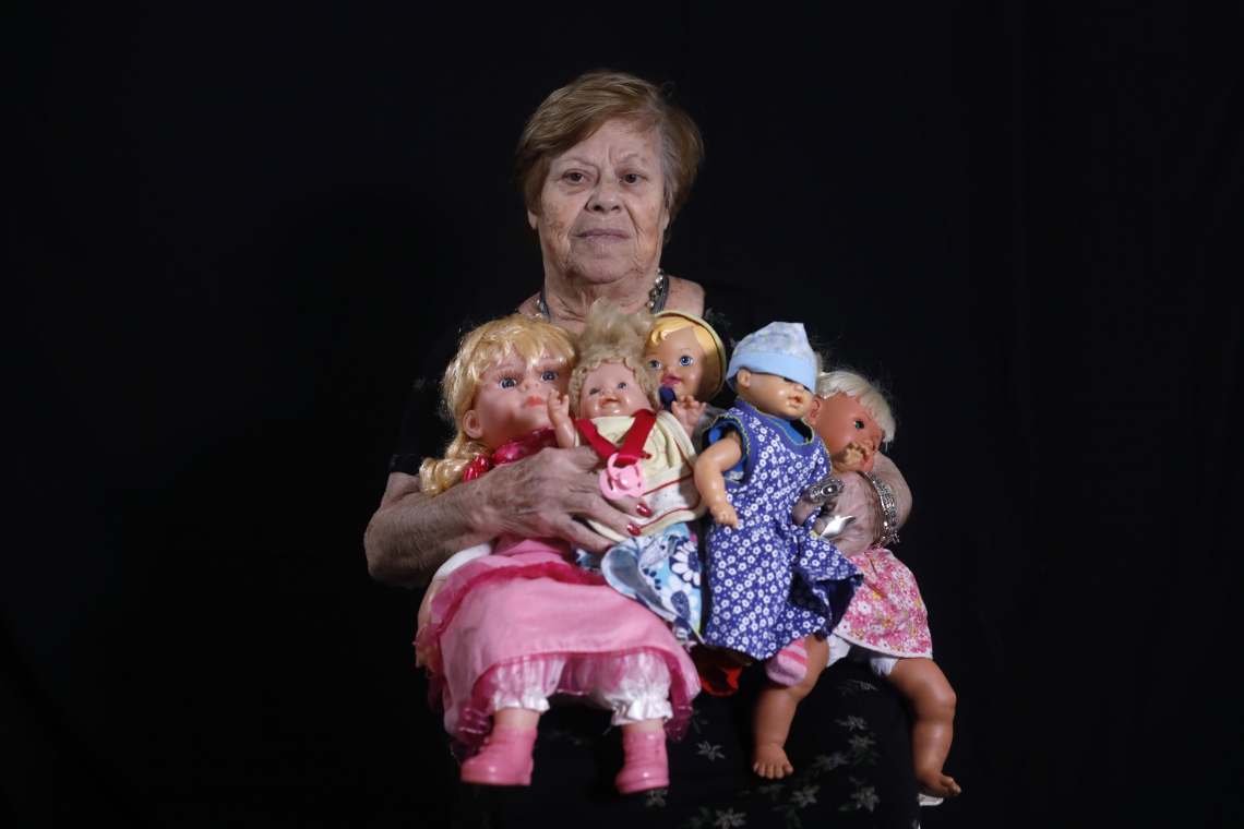 Malka Zaken posa com bonecas, lembrando sua infância com sua mãe morta pelos nazistas(Foto: MENAHEM KAHANA/AFP)