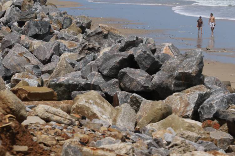 Barreira tenta conter erosão causada pelo avanço do mar no Icaraí(Foto: Fábio Lima/O POVO)