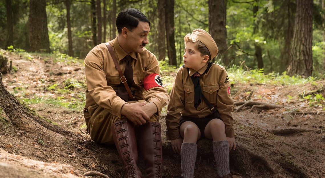 Jojo (Roman Griffin Davis) é um jovem nazista de 10 anos, que trata Adolf Hitler (Taika Waititi) como um amigo próximo, em sua imaginação (Foto: divulgação)