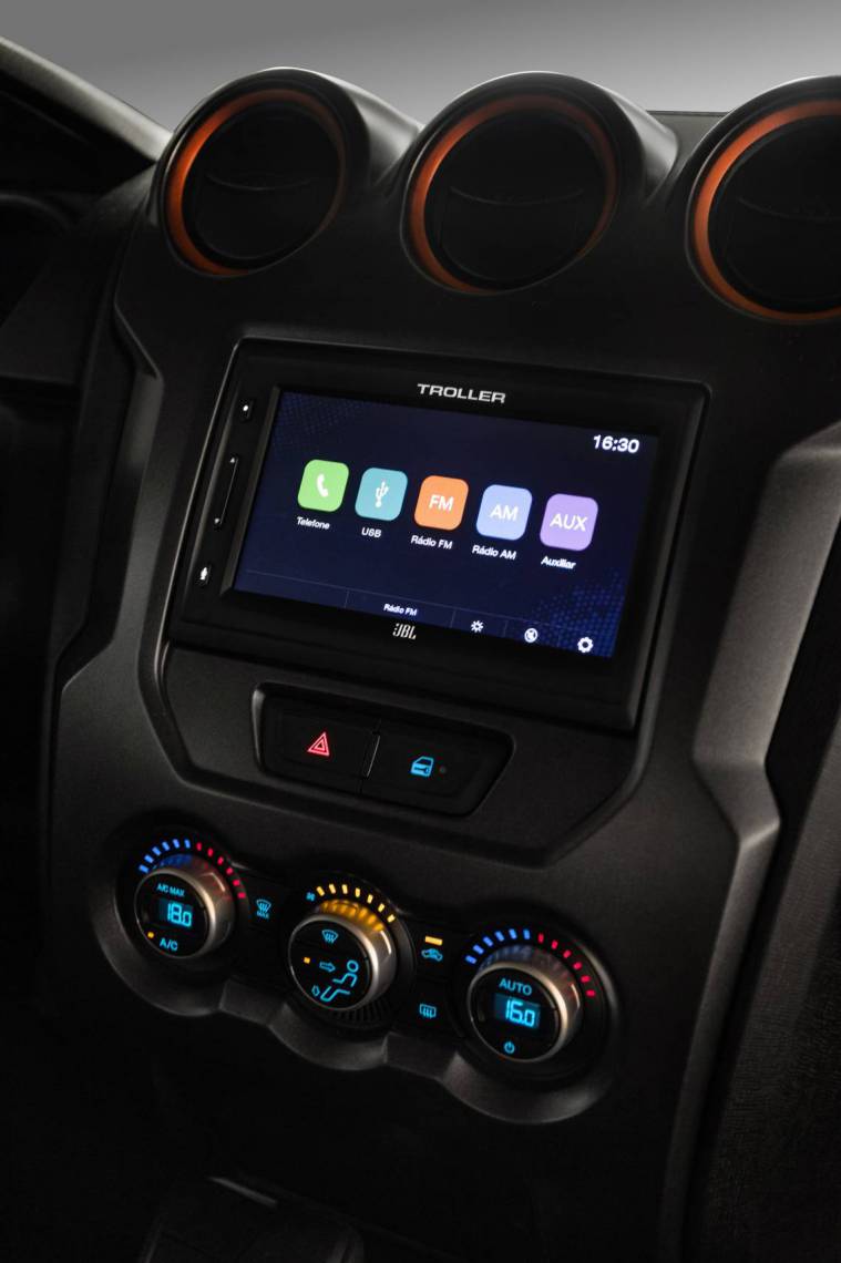  TX4 tem saídas de ar na cor laranja e bancos personalizados. Central multimídia é a Smart Car Drive, com tela de 6,75"