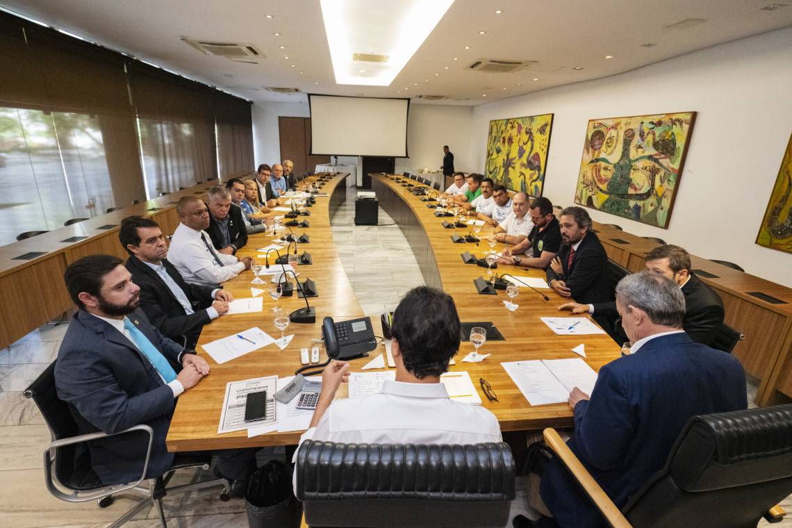 ￼Governador e secretário da Segurança receberam deputados e representantes da categoria (Foto: Carlos Gibaja/Governo do Ceará)