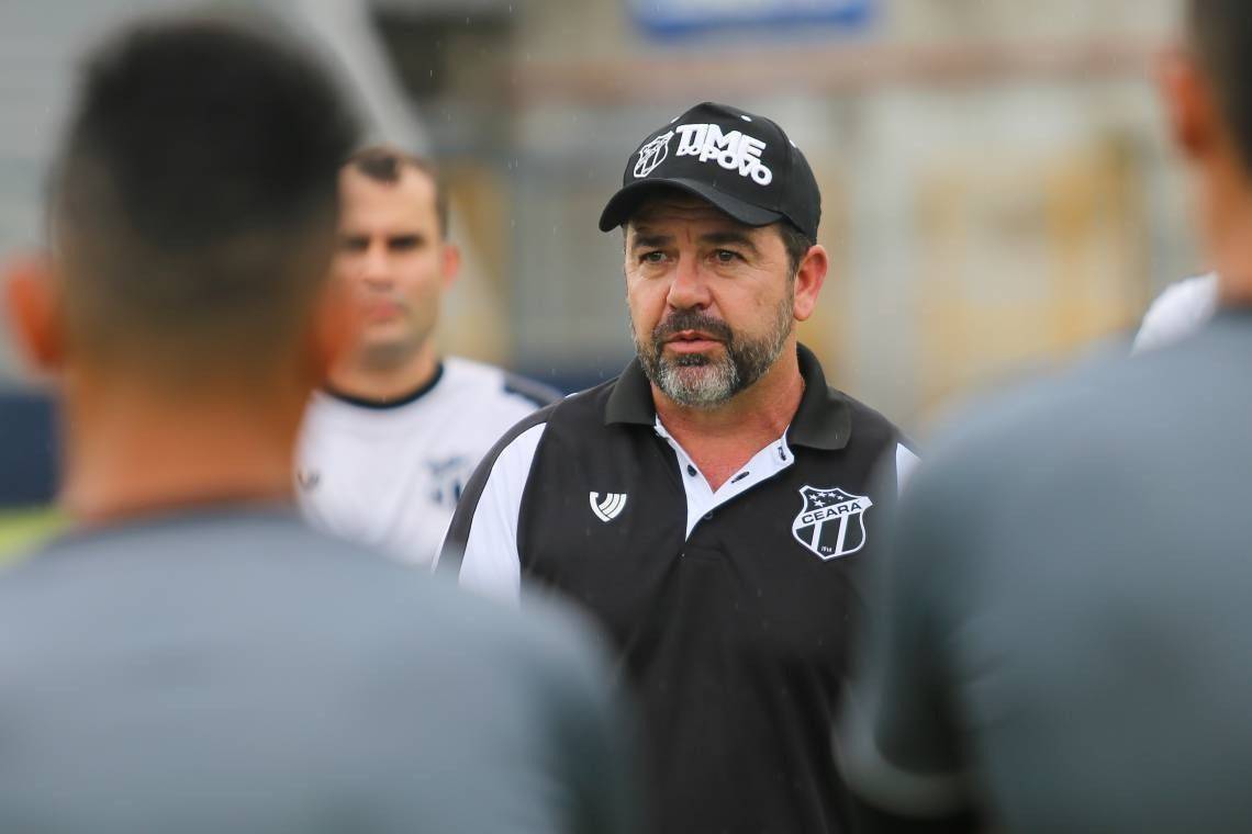 Enderson Moreira conversou com cada um dos jogadores do Ceará durante o treino (Foto: Felipe Santos / Cearasc.com)