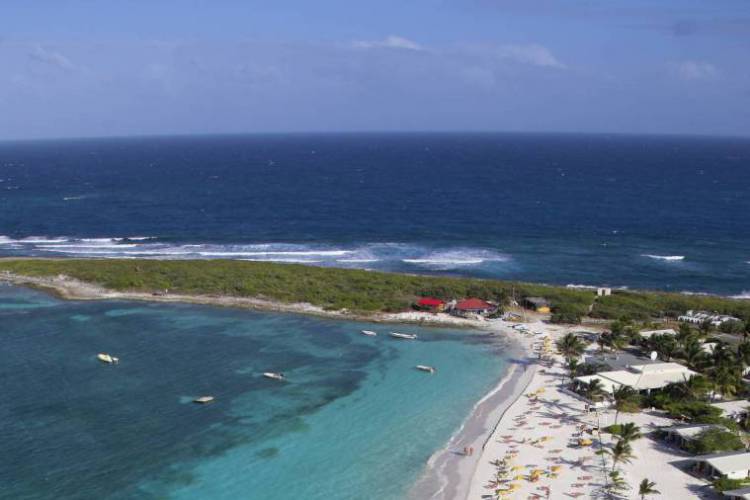 A ilha de Saint Martin é conhecida por suas belas praias e pela vida noturna cheia de opções de diversão
 (Foto: Laurent Benoit/ Divulgação)