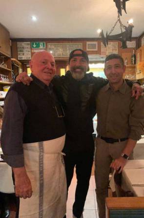 Vini da Arturo: lugar mítico.Esposo da cearense Lourdinha Kaprzykowski, Umberto Navarro, entre Ernesto Ballarin e Hani Beniamin, astros da gastronomia veneziana, gastrô que encantou Callas, W.Allen, Tom Ford, Barbara Streissand...