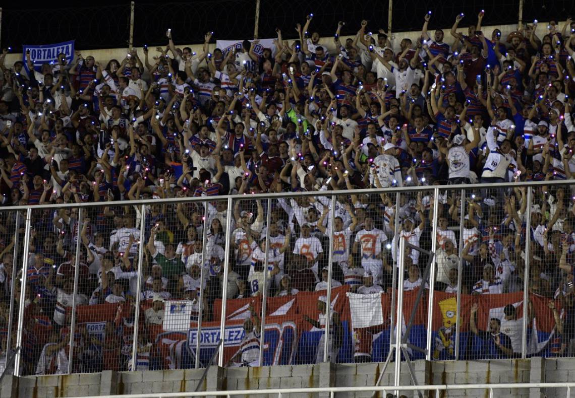 Presença da torcida do Fortaleza no estádio argentino chamou atenção
 (Foto: Juan Mabromata / AFP)