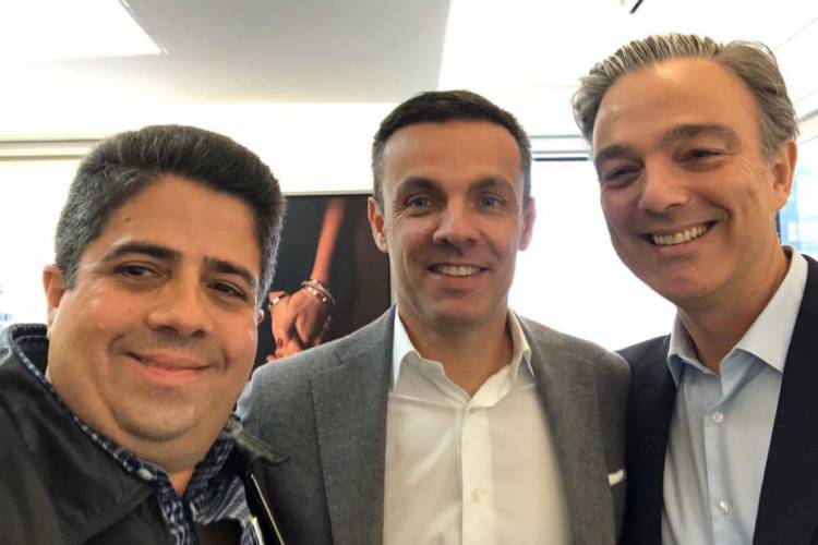 Alexandre Leitão com o CEO da Cartier Américas, Bruno Carraz, e Maxime Tarneaud, CEO Cartier Brasil. Foto selou encontro, em Miami, onde o trio tratou da Tânia Joias Recife 