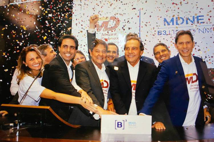 Acionistas majoritários e executivos da incorporadora pernambucana Moura Dubeux na cerimônia de IPO na B3