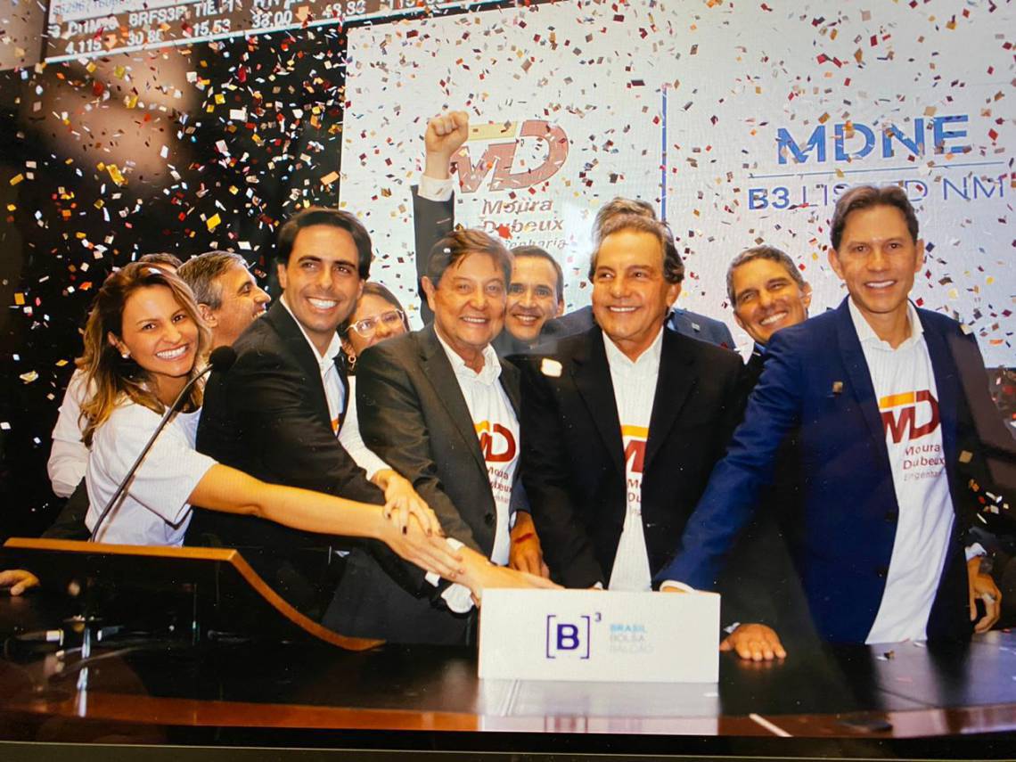 Acionistas majoritários e executivos da incorporadora pernambucana Moura Dubeux na cerimônia de IPO na B3 (Foto: divulgação)