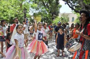 O arte educador Marcos Melo conduzirá oficina de máscaras e bailinho infantil no CCBNB
