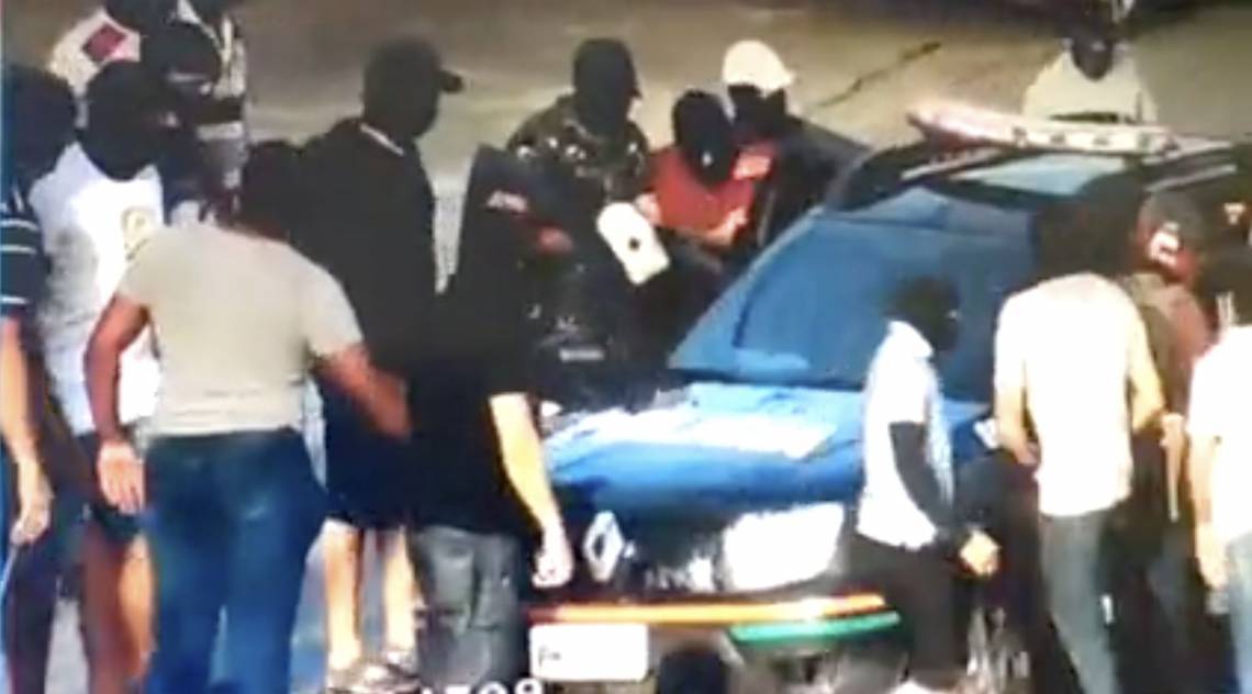 Homens encapuzados, supostamente PMs amotinados, cercam carro da Polícia Civil em Fortaleza (Foto: REPRODUÇÃO)