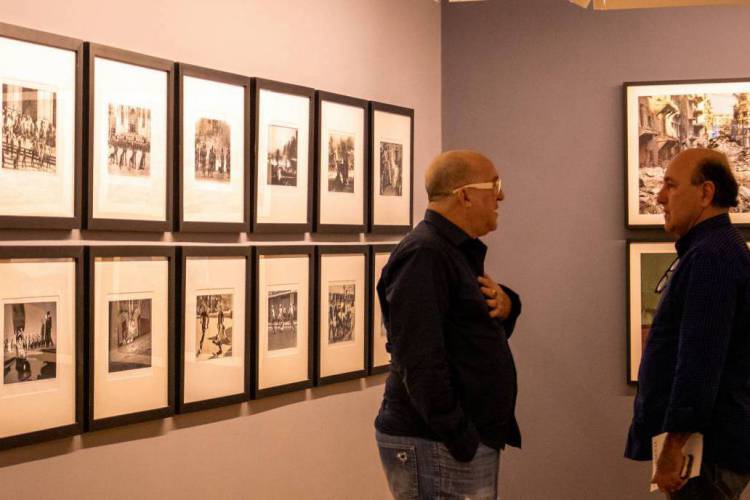 Diógenes Moura e Silvio Frota percorrendo acervo do Museu da Fotografia de Fortaleza