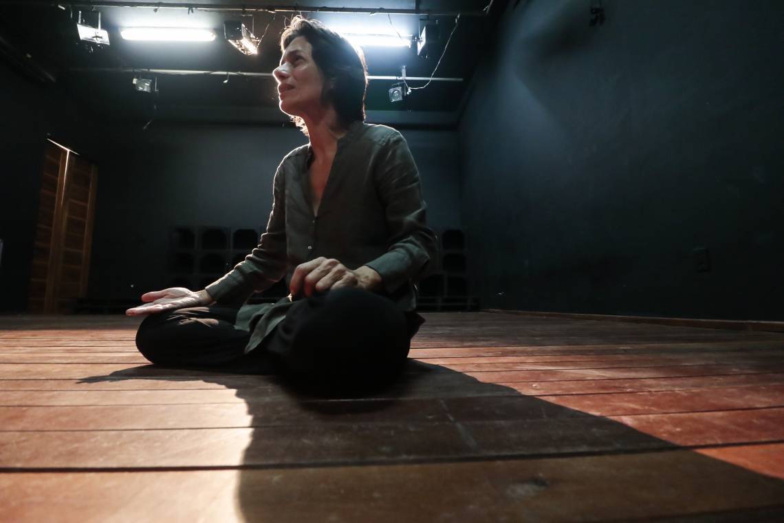 ""Na dança, a criação é fundamental. É como se o palco me desse a condição de estar presente. Estar na sala de aula também é assim; me dá uma força, uma energia, uma vontade de viver", afirma Rosa Primo (FOTO: JÚLIO CAESAR / O POVO) (Foto: JÚLIO CAESAR)
