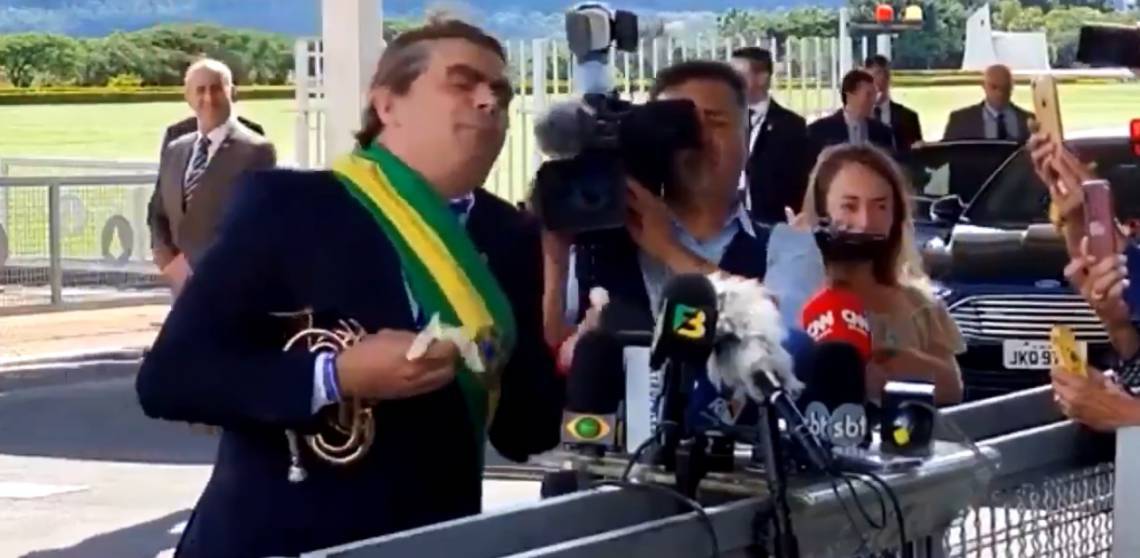 ￼Humorista faz papel de presidente no Palácio da Alvorada (Foto: REPRODUÇÃO/VÍDEO)