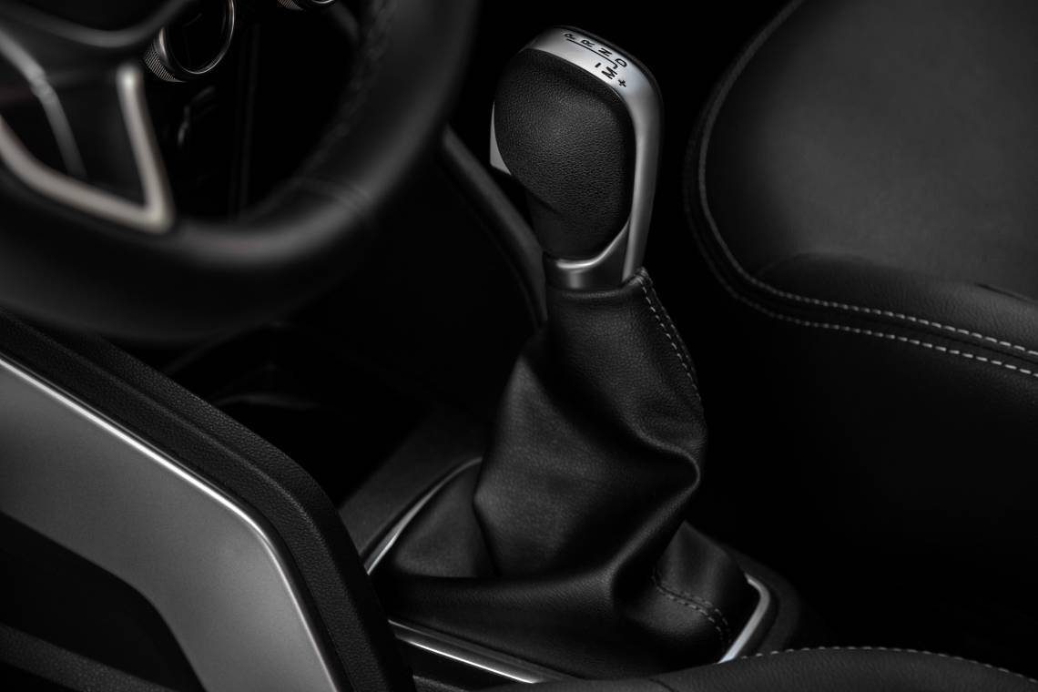 O câmbio CVT X-Tronic promete conforto, especialmente para grandes centros urbanos. Um de seus diferenciais é um software de gerenciamento que dá a opção ao condutor de reproduzir seis marchas virtualmente