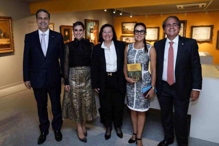 Erinaldo Dantas, presidente da OAB-CE, Ana Vládia Feitosa, vice-presidente OAB-CE, Marie-Aimée Peyron, ex-presidente da OAB de Paris, Manoela Queiroz Barcelar, vice-presidente da Fundação Edson Queiroz, e o advogado Ricardo Barcelar.