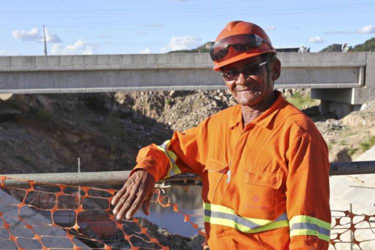 Wilson Lima é mecânico-montador e trabalha na obra do Eixo Norte da transposição(Foto: FABIO LIMA)