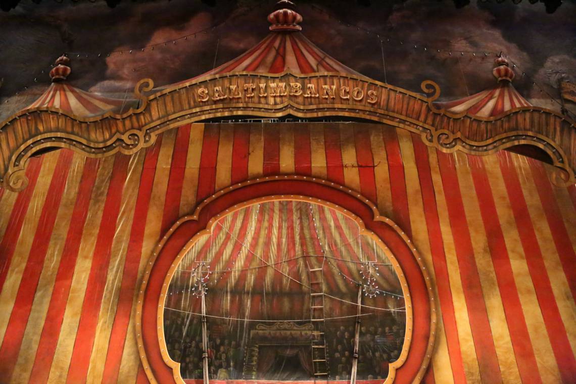 Vista do cenário da peça Os Saltimbancos Trapalhões, O Circo do Palhaço sem Máscara(Foto: Sara Maia/O POVO)