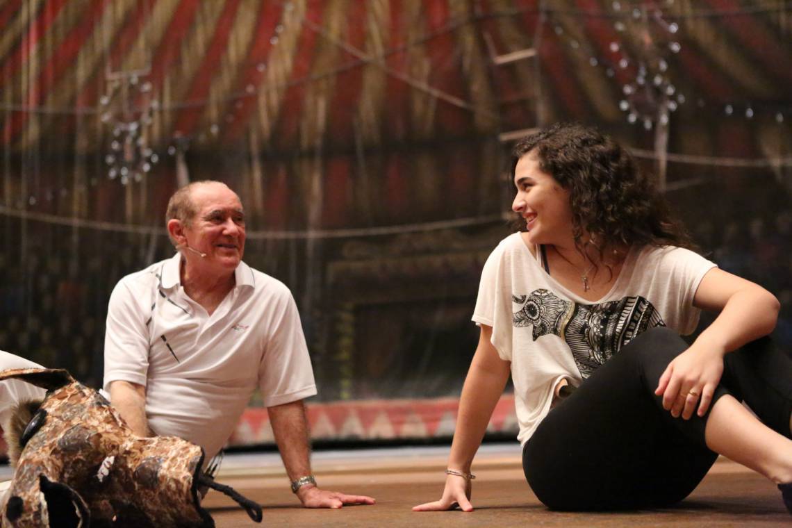 Momentos do ensaio do musical e durante a entrevista exclusiva ao O POVO. Na foto, com a filha Lívian.(Foto: Sara Maia/O POVO)
