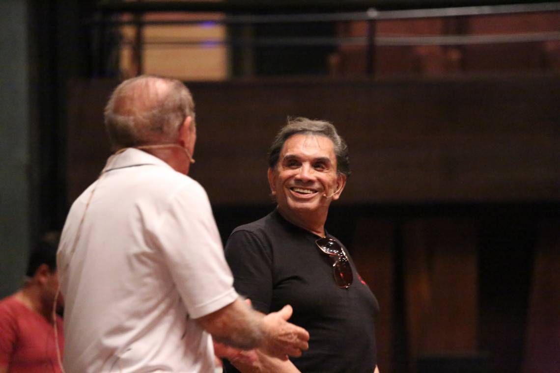 Renato Aragão (e), o Didi, durante ensaio com Dedé Santana, no teatro da Cidade das Artes, na Barra da Tijuca.(Foto: Sara Maia/O POVO)