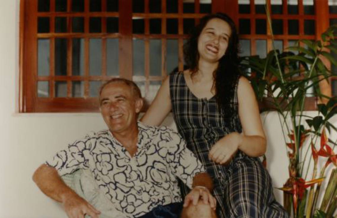 Uma das primeiras fotos com Lilian Taranto, segundo casamento de Renato, foi feita para uma entrevista no jornal O POVO.  (Foto: Evilázio Bezerra, 21/02/1994)