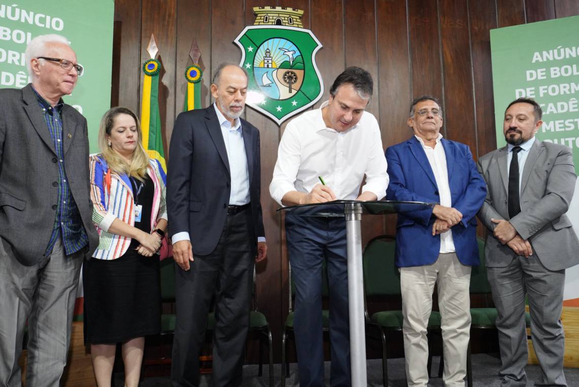 Governador Camilo Santana lançou 1.111 bolsas de pós-graduação concedidas por meio da Fundação Cearense de Apoio ao Desenvolvimento Científico e Tecnológico (Funcap).  (Foto: CARLOS GIBAJA/GOVERNO DO CEARA)