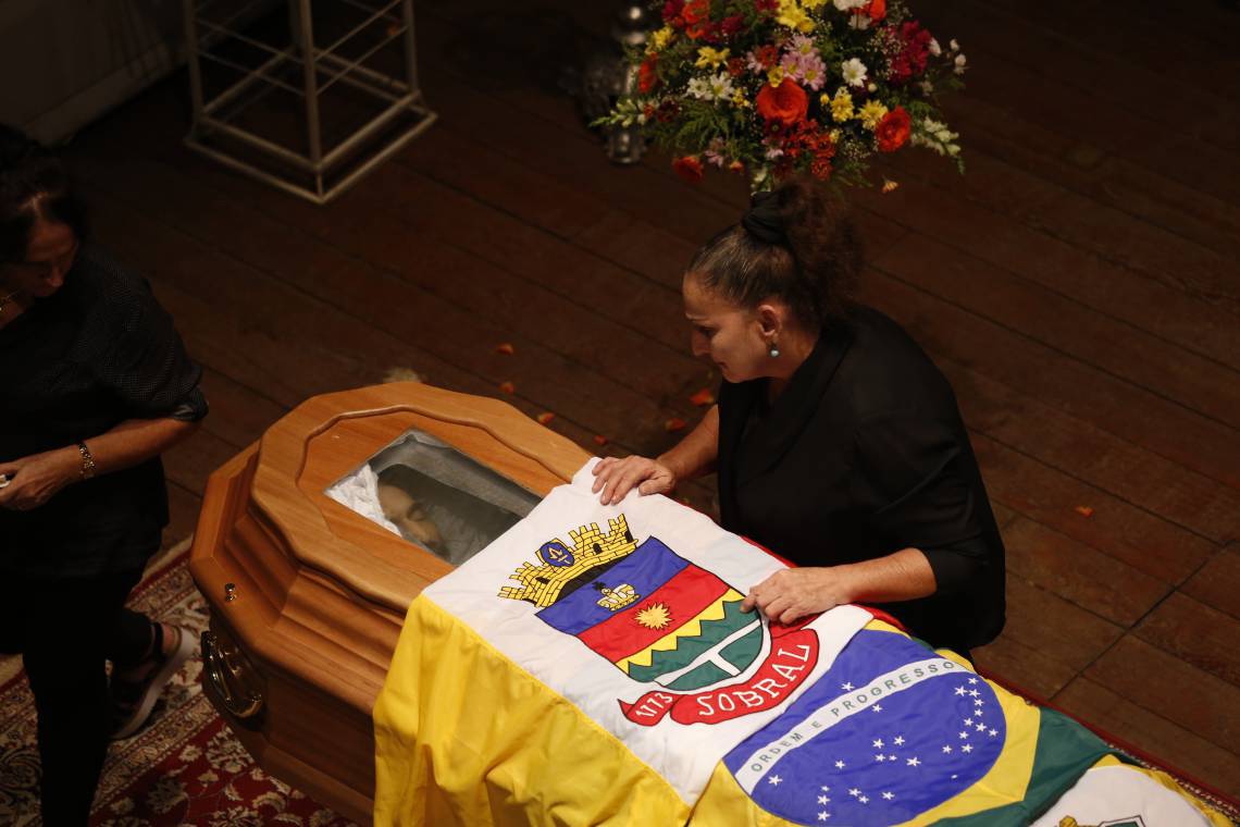 SOBRAL, CE, BRASIL, 01-05-2017: Ângela Belchior, se despede do corpo do cantor e compositor Belchior no Theatro São João, no Centro de Sobral. Velório do cantor e compositor Belchior. (Foto: Tatiana Fortes/O POVO)(Foto: O POVO)