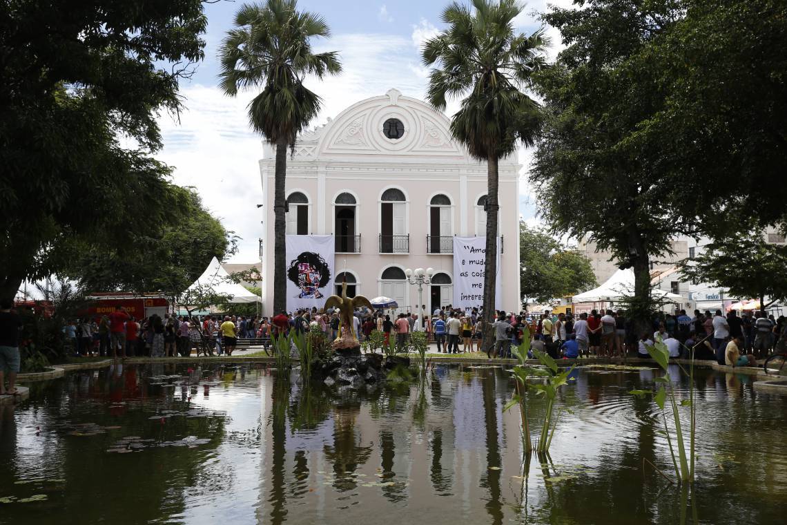 SOBRAL, CE, BRASIL, 01-05-2017: Fãs lotam o Theatro São José, no Centro de Sobral para se despedir do cantor e compositor, Belchior. Velório do cantor e compositor Belchior. (Foto: Tatiana Fortes/O POVO)(Foto: O POVO)