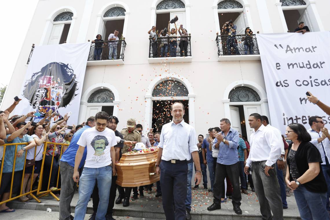 SOBRAL, CE, BRASIL, 01-05-2017: Fã e Ivo Gomes, prefeito de Sobral, junto com soldados do Corpo de Bombeiros, carregam caixão de Belchior, no Theatro São João, no Centro de Sobral. Velório do cantor e compositor Belchior. (Foto: Tatiana Fortes/O POVO)(Foto: O POVO)