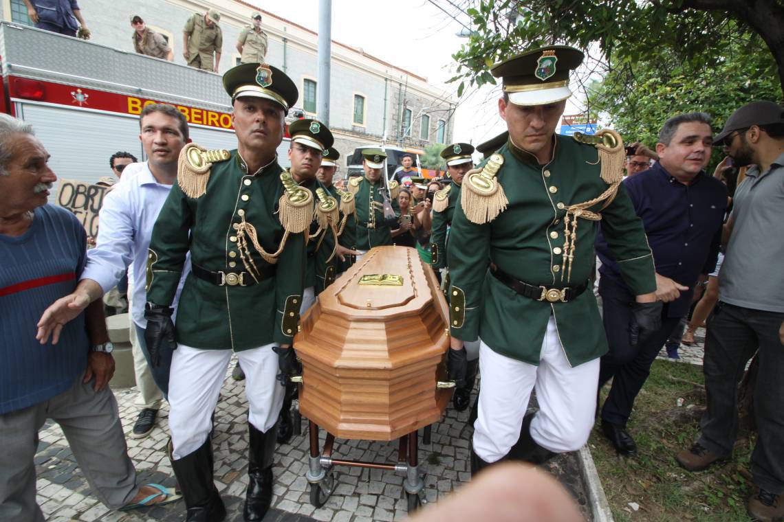 FORTALEZA, CE, BRASIL, 01-05-2017: Militares carregam caixão do cantor Belchior, no Centro Dragão do Mar. Funeral do cantor Belchior, reúne fãs no Centro Dragão do Mar de Arte e Cultura, na Praia de Iracema. (Foto: Mauri Melo/O POVO)(Foto: O POVO)