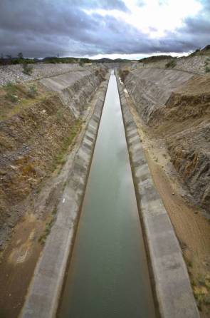 Canal da Transposição do Rio São Francisco que passa por Monteiro, município da Paraíba(Foto: Mateus Dantas / O Povo, em 20-07-2017:)