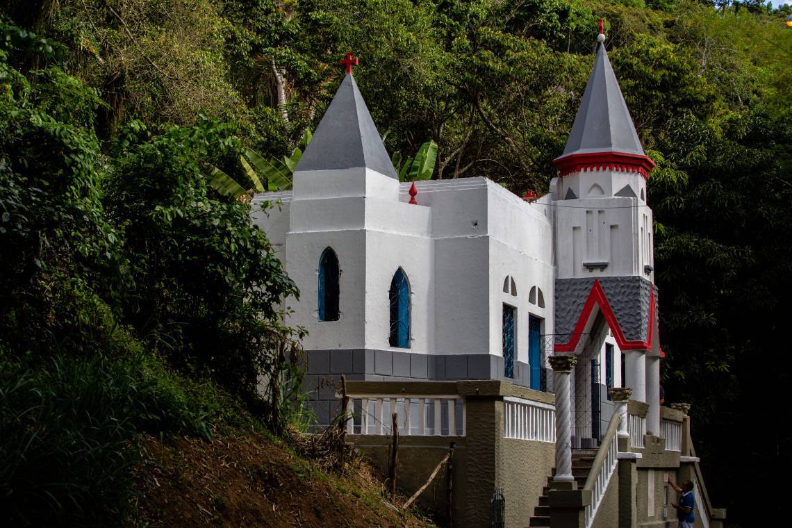 Capela situada entre as cidades de Baturité e Pacoti em homenagem à Dona Anna Custódio dos Santos Arruda(Foto: JÚLIO CAESAR)