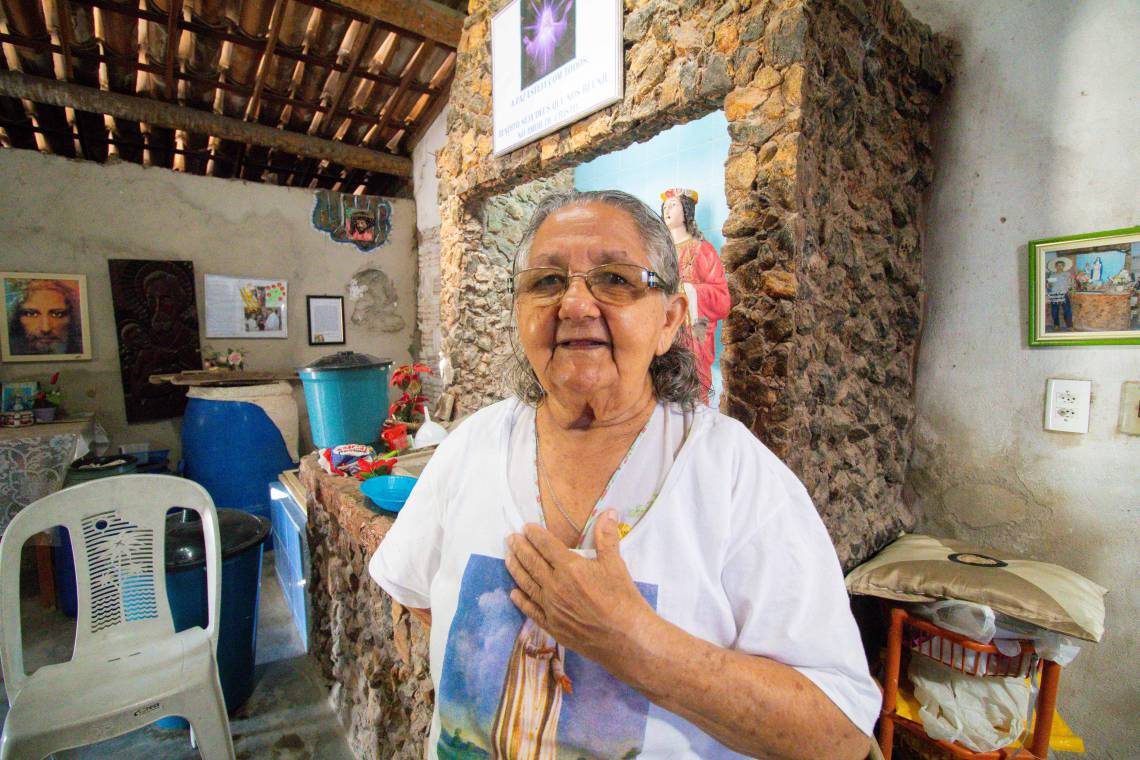 FORTALEZA, CE, BRASIL, 27-08-2019: Dona Mariinha, rezadeira da cidade de Morada Nova-Ce. Dona mariinha construiu uma capela ao lado de sua casa e relata que conversa com jesus e com alguns santos. É muito procurada por populares para realizar curas e estes relatam que alcançam graças(Foto: JÚLIO CAESAR)